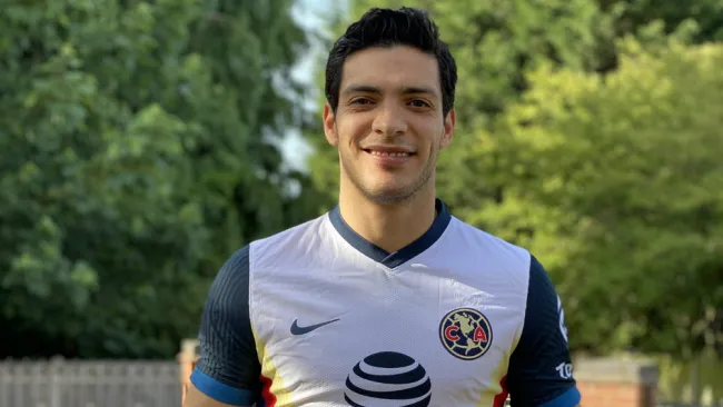 Raúl Jiménez con playera del América