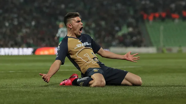 Johan Vásquez festeja un gol con los Pumas 