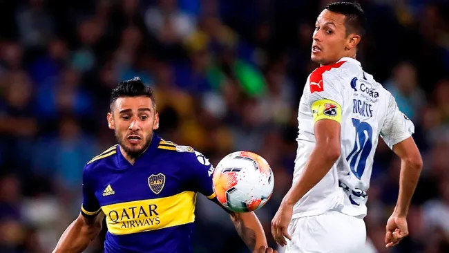 Salvio conduce el balón en un juego de Boca Juniors