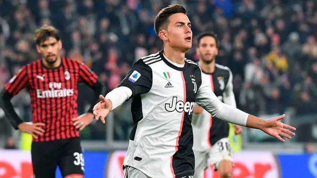 Paulo Dybala durante un duelo con la Juventus 