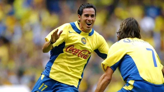 El Gansito Padilla festeja un gol junto al Piojo López 