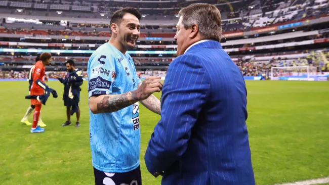 Rubens Sambueza saluda a Miguel Herrera previo a un duelo