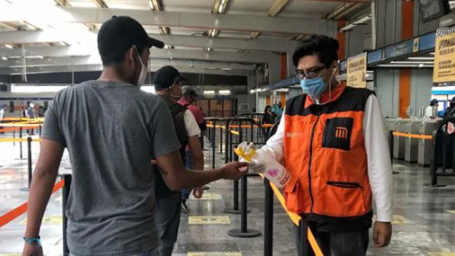 Usuarios en el Metro de la CDMX en época del Coronavirus