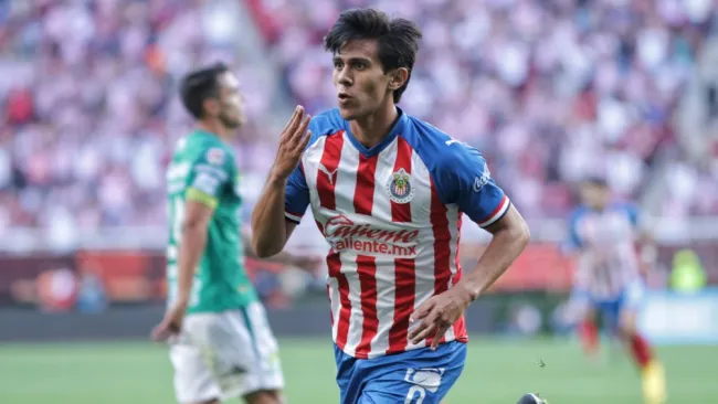 Macías durante un partido con Chivas