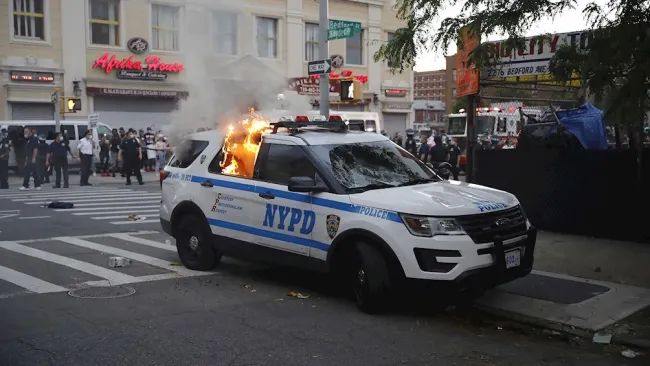 Patrulla es quemada en Nueva York