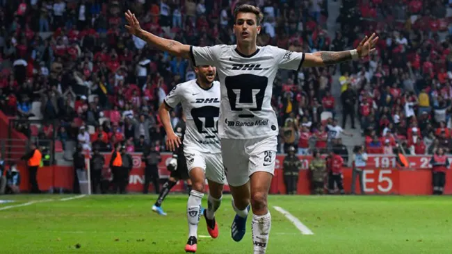 Dinenno celebra un gol con Pumas 