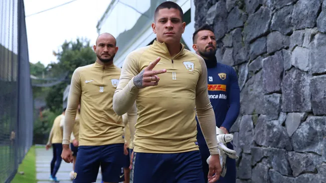 Iturbe camina en las instalaciones de Pumas