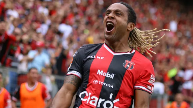 McDonald en festejo de gol