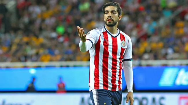 Rodolfo Pizarro en partido con Chivas