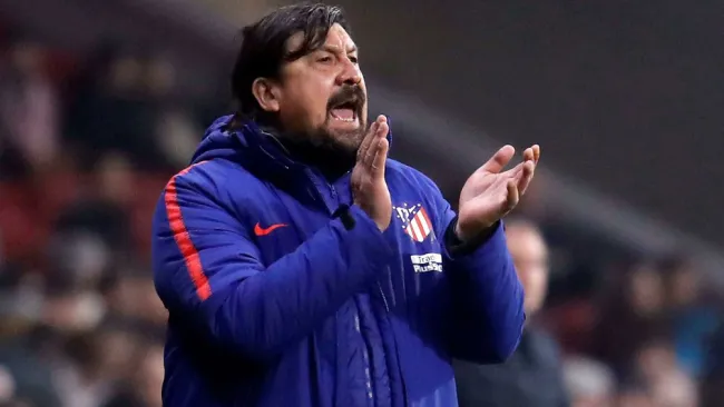 Mono Burgos da indicaciones en un duelo del Atlético 