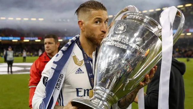 Sergo Ramos posa con el trofeo de la Champions League 