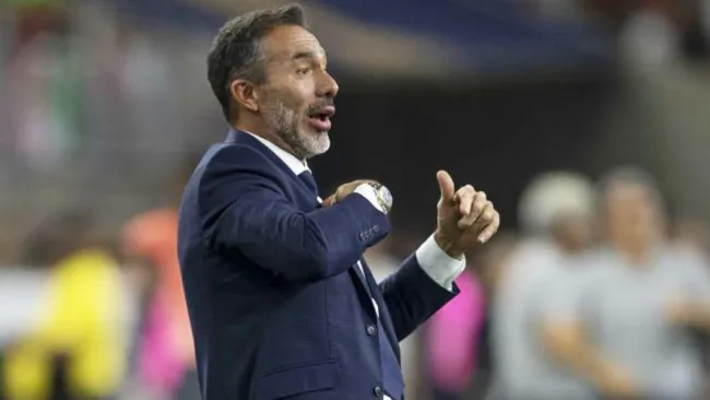 Gustavo Matosas dando indicaciones en la línea de banda