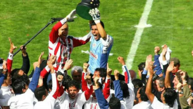 Oswaldo y Bautista levantan el título del AP 2006 con Chivas