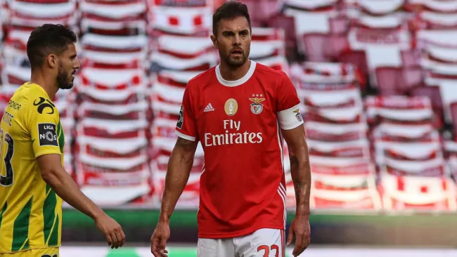 Jardel durante un duelo con el Benfica en Liga 