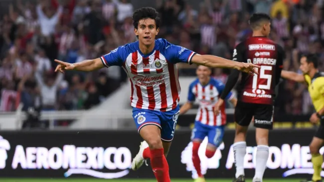 Macías celebrando un gol con Chivas