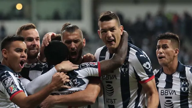 César Montes celebra una anotación con los Rayados