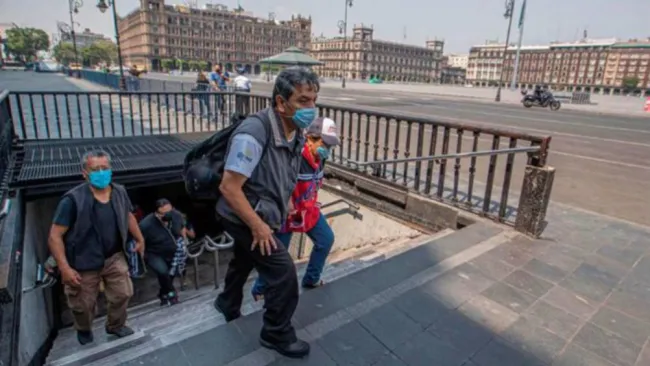 Personas saliendo del Metro en la Ciudad de México