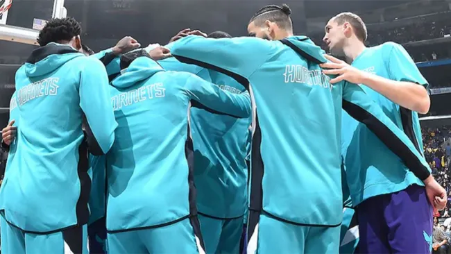 Jugadores de los Hornets previo a un partido