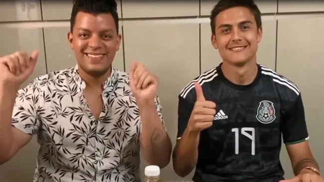 Jerry Sánchez y Dybala se preparan para cocinar