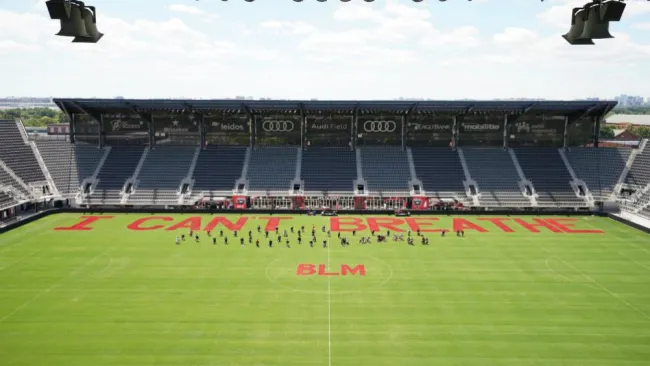 El Audi Field con el mensaje "No puedo respirar"