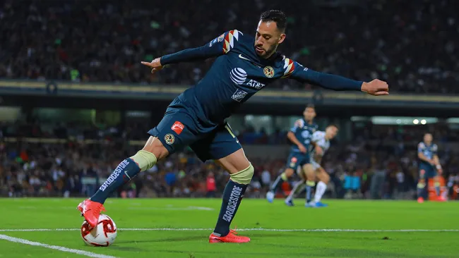 Aguilera controla el balón en un juego del América