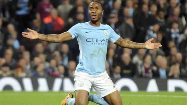 Raheem Sterling se lamenta durante un juego del City