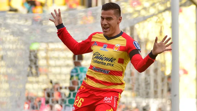 Rocha festeja un gol con Monarcas