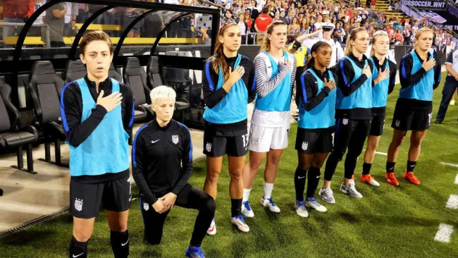 Jugadoras durante himno nacional