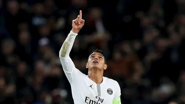 Thiago Silva durante un partido con el PSG