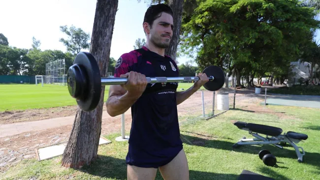 Pollo Briseño entrena en Verde Valle