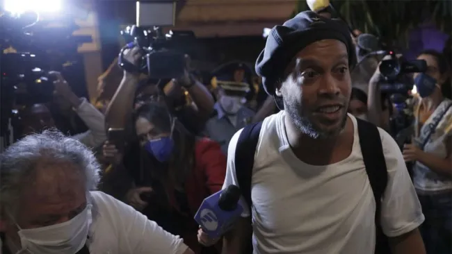 Ronaldinho a su llegada al hotel en Paraguay