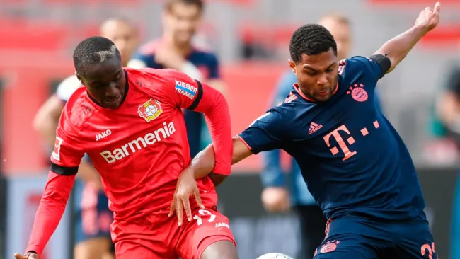 Gnabry y Diaby pelean un balón en Bundesliga 