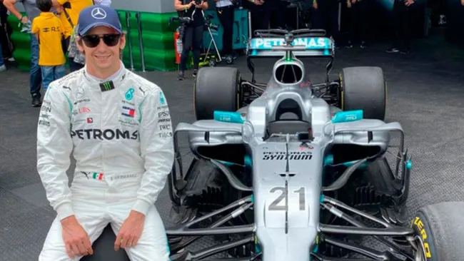 Esteban Gutiérrez posa con su monoplaza