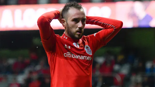 Federico Mancuello durante un duelo con Toluca