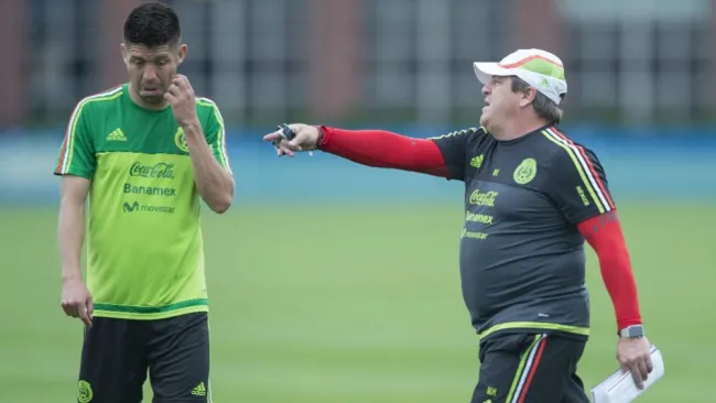 Oribe Peralta y Miguel Herrera en práctica con el Tri