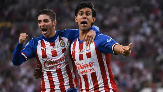 Brizuela festeja con Macías una anotación en Liga MX