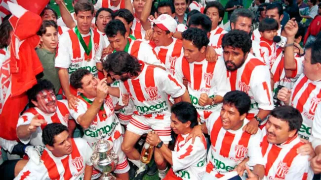 Jugadores de Necaxa celebran el título contra Cruz Azul