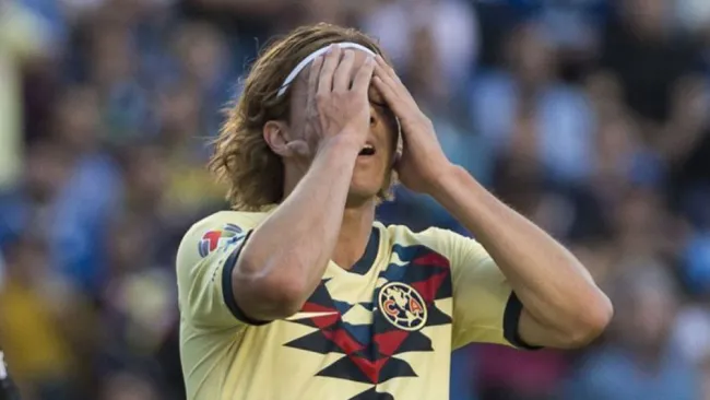  Sebastián Córdova se lamenta en un partido contra Gallos