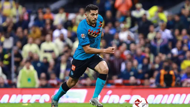 Henry Martín en un partido con América