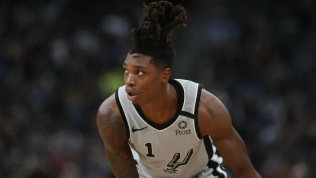 Walker en partido de basquetbol