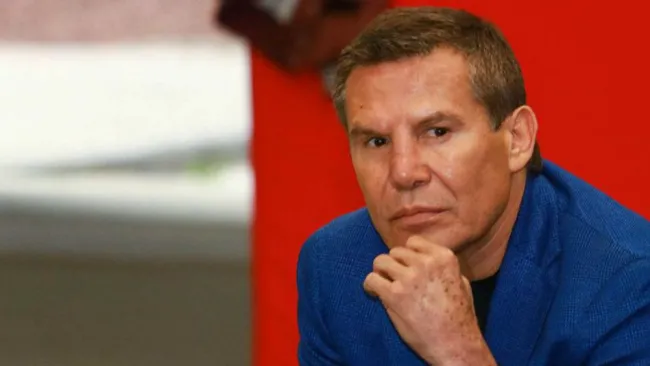 Julio César Chávez en la conferencia previa a un evento