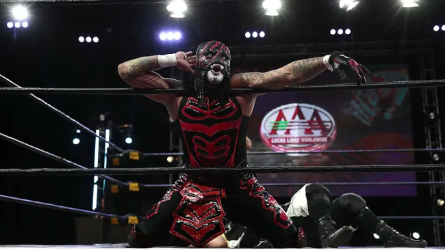 Pentagón Jr. durante una función de Lucha Fighter