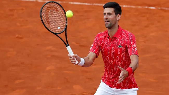 Djokovic juega con la pelota