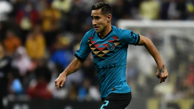 Luis Fuentes durante un duelo con América en Liga MX