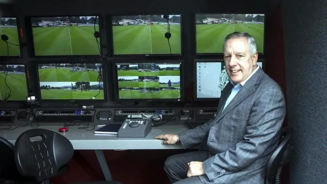 Interior de una camioneta donde se analizan las jugadas con el VAR