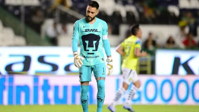 Alfredo Saldivar en acción con Pumas