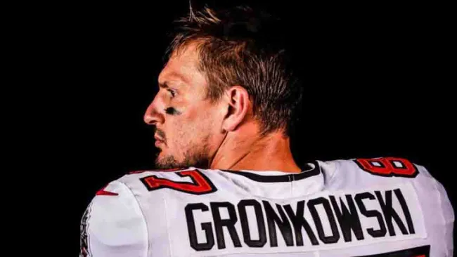 Rob Gronkowski posa con el nuevo uniforme de Tampa Bay