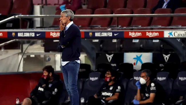 Quique Setién durante un partido con Barcelona