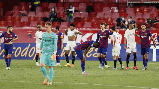 Jugadores del Barcelona y Sevilla tras el empate