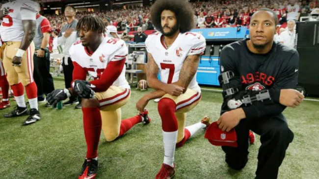 Colin Kaepernick protesta durante el Himno Nacional 